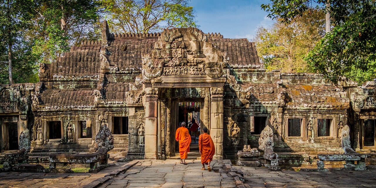 https://www.destinationcambodge.com/wp-content/uploads/2017/12/bayon-1280x640.jpg