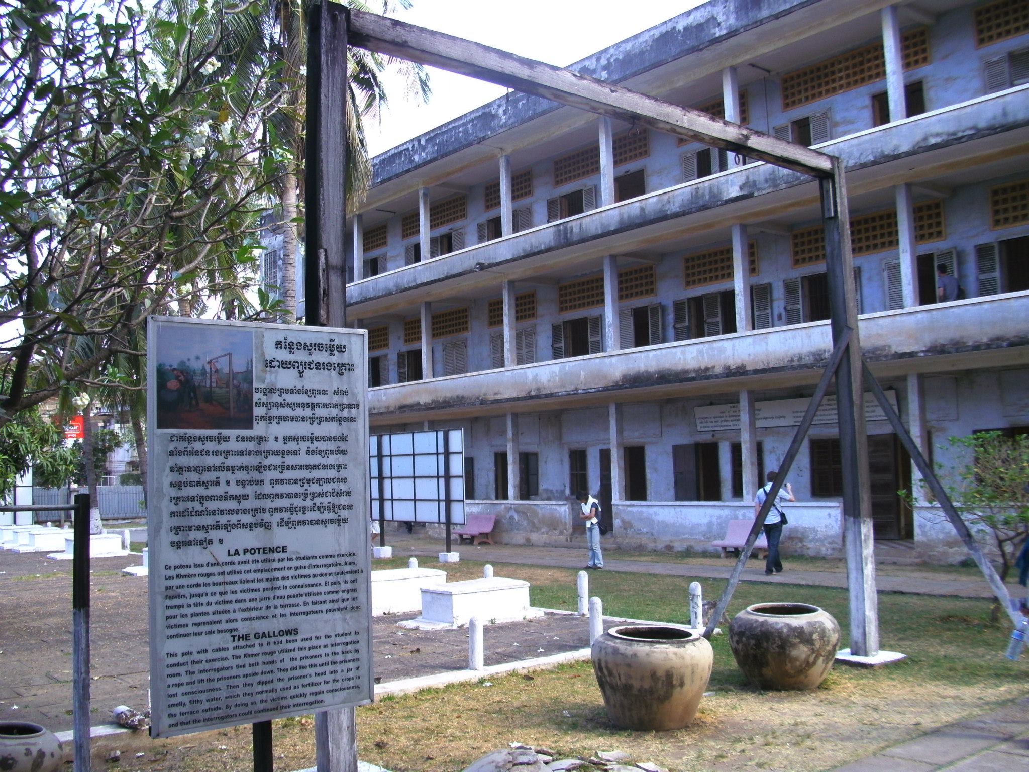 photo de la cour de Tuol Sleng